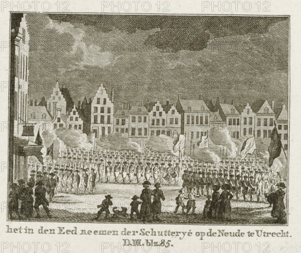 the taking of the oath by the Militia on the Neude in Utrecht, Militia takes the oath in Utrecht, 1786, print, The members of the Utrecht militia take the oath on the new government regulations, on the Neude in Utrecht, March 20, 1786. Marked at the bottom: D.III.p.85., printmaker: Pieter Hendrik Jonxis (possibly), Northern Netherlands, 1786 - 1792, paper, etching, engraving, etching and engraving, height 103 mm x width 130 mm, warfare, military affairs (citizen soldiery, civil guard, citizen militia), taking the oath, military service, Patriot Era (1780-1795), Utrecht, Neude, Period, 1786-03-20, A wide engraved scene showing a city square bordered by rows of tall stepped-gable buildings, with a densely crosshatched sky above; in the square a large formation of uniformed figures stands in ranks holding long objects and flags, while groups of onlookers, including adults and children, stand or walk in the foreground with some figures seen from behind and a few seated or crouching; trees ...
