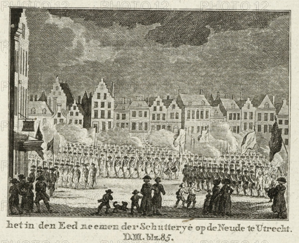 the taking of the oath by the Militia on the Neude in Utrecht, Swearing-in of the militia in Utrecht, 1787, print, Solemn swearing-in of the militia on the Neude in Utrecht, September 2, 1787. Marked at the bottom: D.III.blz.85., printmaker, Northern Netherlands, paper, etching, engraving, etching and engraving, height 95 mm x width 125 mm, taking the oath, military service (citizen soldiery, civil guard, citizen militia), Patriot Era (1780-1795), Utrecht, Neude, Period, 1787-09-02, A wide engraved scene showing a crowded town square with rows of uniformed figures marching and standing in formation, some holding flags and drums, in front of a row of narrow gabled buildings with varied rooflines and windows; in the foreground groups of onlookers including adults, children, and a small dog are silhouetted, with two central figures standing close together; clouds fill the sky above the buildings and a tall building facade appears at the left edge of the image.