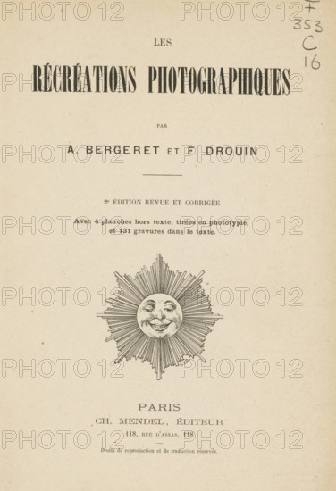 Les récréations photographiques, book, writer (clerical worker): Albert Bergeret, writer (clerical worker): Félix Drouin, printer (person): Imprimerie Charaire, Sceaux, publisher: Charles Mendel, Paris, 1893, writer (clerical worker), printer (person), textile materials, paper, linen (material), autotype, collotype, printing, height 240 mm x width 160 mm x thickness 20 mm, A faded paper page with a centered decorative sun illustration featuring a smiling face surrounded by radiating pointed rays, printed in dark ink, and with sparse decorative marks and small spots on the paper.