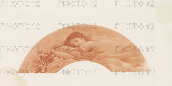 Projet d'Éventail, Portrait of an unknown sleeping woman, page, photomechanical print, Print in semicircular form., photographer: Robert Demachy, cliché maker: Paul Dujardin, c. 1889 - in or before 1899, Robert Demachy, Paul Dujardin, photographer, cliché maker, paper, photoaquatint, height 85 mm x width 225 mm, sleeping, unconsciousness, A sepia-toned image in the shape of a half circle shows a woman lying on her side with eyes closed, her head resting on folded arms and her hair framing her face. She is partly covered by soft, flowing fabric that drapes across her shoulders and back, and additional fabric gathers beneath her arm. Near her hand there is a cluster of flowers with layered petals. The background around the half-circle is a light, slightly textured surface with faint stains and aged marks.