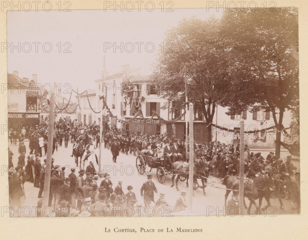 Le cortège, Place de la Madeleine, Bergerac- Voyage presidentialiel- Eaubourg de la Madeleine, View of the entry of President Félix Faure on the Place de la Madeleine in Bergerac, photograph, page, Bergerac, 1895-06-04, photographer, paper, daylight gelatin silver print, height 120 mm x width 169 mm, street, triumphal entry and public reception, pageant, 'entrée solennelle', 'joyeuse entrée', four-wheeled vehicle drawn by two animals, A crowded street scene with many people gathered and walking along a wide road, some wearing hats and formal clothing, several men on horseback and a carriage drawn by horses moving through the crowd, groups of uniformed musicians seated with brass instruments on the right, taller flagpoles and decorative garlands strung overhead, multi-story buildings with balconies and shuttered windows lining the street, people standing on balconies and leaning from windows, large leafy trees on the right casting shade, a mix of adults and children visible among the on...