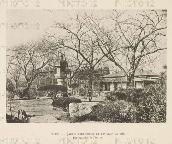 Garden in Tokyo, with a tea pavilion in the background, Tokyo. - Jardin private et pavillon de Thé, page, photomechanical print, inscription: 'Photographie de l'autoriteit.', photographer: Hugues Krafft, Tokyo, cliché maker: anonymous, in or after 1882 - in or before 1883, Hugues Krafft, photographer, cliché maker, Kanto, paper, collotype, photoprint, height 121 mm x width 172 mm, garden, lantern, façade (or house or building), A sepia-toned scene shows a garden with leafless trees whose bare branches stretch across the sky, a stone lantern with a domed top standing among trimmed bushes, a low wooden pavilion partially visible behind the trees, clipped shrubs and rocks forming a path in the foreground, and a manicured lawn area surrounded by varied vegetation.