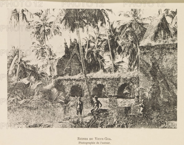 Ruin of a building in Oud-Goa, Ruines du Vieux-Goa, page, photomechanical print, inscription: 'Photographie de l'autoriteit.', inscription: 'HK', photographer: Hugues Krafft, Oud-Goa, cliché maker: anonymous, in or after 1882 - in or before 1883, Hugues Krafft, photographer, cliché maker, Goa, paper, collotype, photoprint, height 122 mm x width 172 mm, ruin of a building, architecture, trees: palm-tree, A monochrome image shows a landscape filled with tall palm trees and dense tropical foliage, with textured stone ruins including arched openings and a thatched roof structure partially visible; three bare-chested figures stand and sit among the grass and vegetation near the ruined stonework, and the scene is bordered by a light margin.