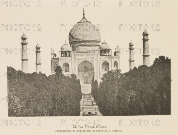 View of the Taj Mahal in Agra, Le Taj Mahal d'Agra, page, photomechanical print, inscription: 'Photographie de MM. Bourne et Shepherd, à Calcutta.', photographer: Bourne & Shepherd, Agra, cliché maker: anonymous, c. 1875 - in or before 1884, Bourne & Shepherd, photographer, cliché maker, North India, Uttar Pradesh, paper, collotype, photoprint, height 117 mm x width 168 mm, tower, clock tower, monumental adornment, façade (of house or building), mausoleum, dome, architecture, Taj Mahal, A monochrome photograph showing a large domed marble mausoleum with ornate arches and smaller domes flanking the central dome, framed by tall slender minarets at the corners and surrounded by dense dark trees in the foreground, with a long reflecting pool and stepped pathway leading toward the building.