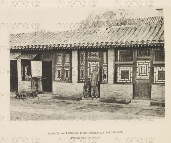 Part of the facade of a house in Canton, Canton. - Communs d'une habitation Européenne, page, photomechanical print, inscription: 'Photographie de l'autoriteit.', inscription: 'HK', photographer: Hugues Krafft, Canton (city), cliché maker: anonymous, in or after 1882 - in or before 1883, paper, collotype, photoprint, height 122 mm x width 169 mm, housing, facade (of house or building), A monochrome photograph of a traditional building facade with a tiled roof and decorative lattice windows shows two men in front of a doorway; one man stands on a small stone step wearing loose clothing and the other crouches beside him. The roof features curved tiles and a ridge line, with some foliage visible behind it. The building walls are made of brick with wooden window frames and patterned geometric lattice panels. A small porch area with an open shuttered window and a leaning wooden ladder or board is visible to one side, and the paved courtyard in front shows worn stone slabs and a low raised t...