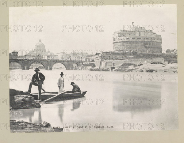 River Tiber & Castle S. Angelo, page, photomechanical print, photographer: Samuel J. Beckett, Rome, c. 1890 - c. 1900, paper, collotype, photoprint, height 152 mm x width 203 mm, rowing-boat, canoe, landscape with bridge, viaduct or aqueduct, river, Tiber, Engelenburcht, A wide grayscale scene shows a riverside with a stone bridge spanning the water and a large cylindrical fortress on the far bank, its upper walls and rooftop structures visible. A domed building and a row of low buildings appear behind the bridge. In the foreground three men and a small rowboat are at the river edge; one man stands on a rock with one foot raised, another stands in the boat wearing a hat, and a third is seated in the boat leaning forward. Reflections of the figures and the boat are visible in the smooth water. The image has a light, slightly faded tone and a pale border around the edges.