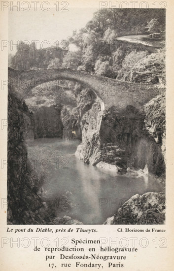 Le pont du Diable, près de Thueyts, View of the Pont du Diable near Thueyts, page, photomechanical print, inscription: 'Specimen de reproduction en heliogravure par Desfossés-Néogravure 17, rue Fondary, Paris', photographer: Horizons de France, Ardèche, maker: Imprimerie Desfossés-Néogravure, c. 1922 - in or before 1932, paper, rotogravure, height 113 mm x width 83 mm, bridge, A monochrome image of a stone arch bridge spanning a narrow, rocky gorge above a body of water, with steep rock faces on either side and vegetation on the upper edges; the bridge has a single curved arch and a textured surface of masonry, and the water below appears calm with reflective highlights; trees and shrubs grow on the slopes above the gorge and a winding path or road is visible near the top right edge, with rocky outcrops and layered rock formations framing the scene.