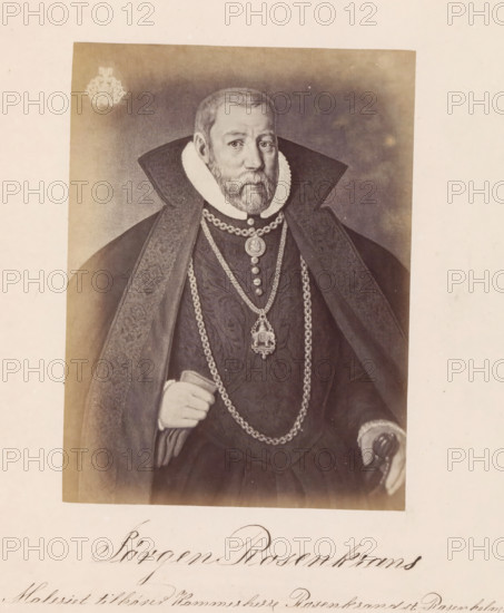Photo reproduction of a painting depicting a portrait of Jørgen Ottesen Rosenkrantz, Jørgen Rosenkrans, photograph, reproduction, page, inscription: 'Maleriet tillhører Kammerherre, Baron Rosenkrands til Rosenholm', photographer: Julius Wulff, after painting by Tobias Gemperle, c. 1858 - in or before 1862, paper, albumen print, albumendruk, height 163 mm x width 124 mm, Person, Jørgen Ottesen Rosenkrantz, adult man, governmental and representative bodies, A sepia-toned portrait of a bearded man wearing a dark ornate robe with a high collar and a white ruff around his neck, adorned with multiple chains and medallions, his left hand holding a folded glove and his right hand resting on a cane, set against a plain lighter background with a decorative emblem near the top corner.