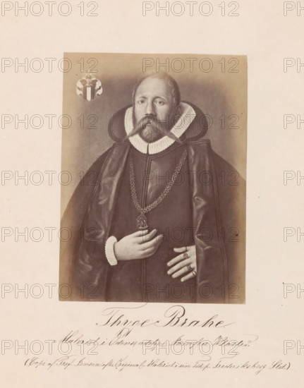 Photo reproduction of a painting depicting a portrait of Tycho Brahe, Thyge Brahe, photograph, reproduction, page, inscription: 'Maleriet paa, Frederiksborg Slot.)', photographer: Julius Wulff, after painting by anonymous, c. 1858 - in or before 1862, paper, albumen print, height 163 mm x width 122 mm, Person, Tycho Brahe, astronomy (and cosmography), A sepia-toned portrait of a man shown from the waist up wearing a dark robe with a broad, sculpted collar and a pleated white ruff at his neck, a full mustache and beard, and short hair; he wears a long chain with a pendant over his chest and multiple rings on the fingers of one hand while the other hand rests near his chest, and a small heraldic emblem appears in the upper corner of the rectangular image, all set against a lighter background with a wide margin around the portrait.