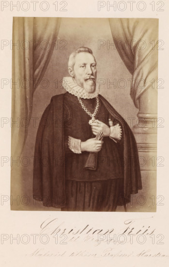 Photo reproduction of a painting depicting a portrait of Christian Friis til Kragerup, Christian Friis (til Kragerup), photograph, reproduction, page, inscription: 'Maleriet tillhører Professor Marstrand.', photographer: Julius Wulff, after painting by anonymous, c. 1858 - in or before 1862, paper, albumen print, height 163 mm x width 125 mm, Person, Christian Friis til Kragerup, official, civil servant, functionary (in general), A sepia-toned portrait of a man standing in front of draped curtains and a column, wearing dark formal robes with a cape and a ruffled collar, a chain with a medallion around his neck, and lace cuffs; he has a short beard and mustache and is holding a folded document or fan in his hands while looking slightly to the side.