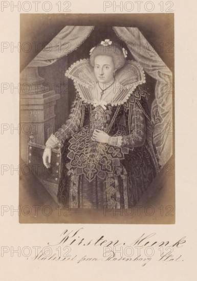 Photo reproduction of a painting depicting a portrait of Kirsten Munk, Kirsten Munk, photograph, reproduction, page, inscription: 'Maleriet paa Rosenborg Slot.', photographer: Julius Wulff, after painting by anonymous, c. 1858 - in or before 1862, paper, albumen print, height 166 mm x width 122 mm, Person, adult woman, A monochrome portrait of a seated woman wearing an ornate dress with an elaborate lace ruff and patterned fabric, her hair styled and adorned with small decorative elements, a pendant necklace at her throat, one hand resting on her lap and the other on the arm of a chair, heavy drapery framing the scene and a column visible behind her.