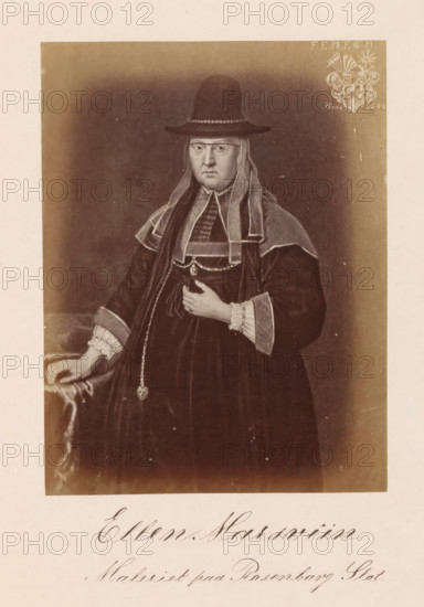 Photo reproduction of a painting depicting a portrait of Ellen Marsvin, Ellen Marsviin, photograph, reproduction, page, inscription: 'Maleriet paa Rosenborg Slot.', photographer: Julius Wulff, after painting by anonymous, c. 1858 - in or before 1862, paper, albumen print, height 165 mm x width 127 mm, Person, Ellen Marsvin, adult woman, head-gear, A sepia-toned portrait of a person standing, wearing a wide-brimmed hat and a layered garment with a high collar and draped fabric over the shoulders, a long dark dress with decorative trim at the cuffs and neckline, a chain with a pendant hanging from the waist, one hand resting on a draped surface and the other placed near the chest, a plain dark background with a decorative emblem in the upper corner, and a light border surrounding the image.
