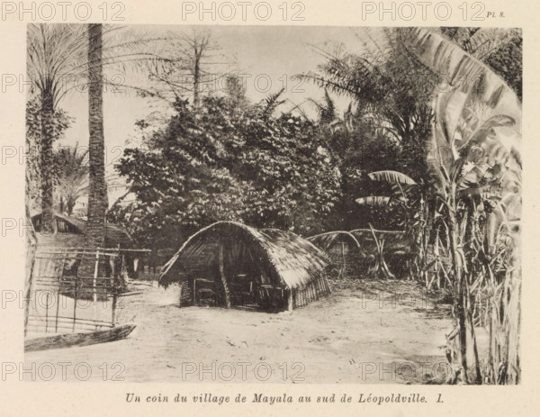 Wooden house in Mayala, Un coin du village de Mayala au sud de Léopoldsville, page, photomechanical print, number: 'Pl. 8.', photographer: Franz Thonner, Mayala, cliché maker: Stengel & Markert, Dresden, 1896, Saxony, paper, collotype, light printing, height 110 mm x width 160 mm, housing, facade (of house or building), A sepia-toned scene shows a clearing with several small, curved-roof huts made of woven materials and thatched coverings, clustered near the center and slightly to the right. Tall, slender palm trees rise in the background, their fronds spreading out overhead, while dense foliage and leafy plants form a backdrop behind the huts. On the right edge, large broad-leaved plants with long stalks are visible. In the foreground, a sandy or bare ground extends toward the viewer, and simple woven fences and a narrow dugout canoe appear along the left side. The overall image has a grainy, aged photographic texture.