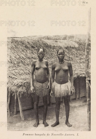Femmes bangala de Nouvelle-Anvers I, Portrait of two women from the Bangala in New Antwerp, page, photomechanical print, number: 'Pl. 33.', photographer: Franz Thonner, New Antwerp, cliché maker: Stengel & Markert, Dresden, 1896, Saxony, paper, collotype, photogravure, height 162 mm x width 110 mm, adult woman, Two topless women stand side by side in front of a thatched structure, both wearing grass skirts and barefoot, with one woman wearing a necklace and the other a bracelet, their arms hanging by their sides, hair styled close to the scalp, and a vertical post visible at the right edge of the image.