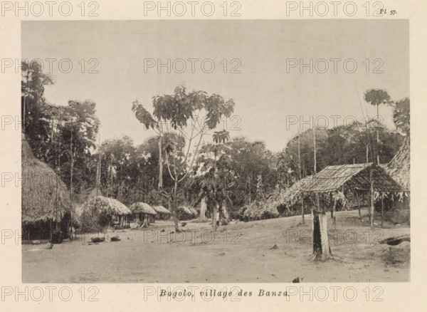 Bogolo, village des Banza, Houses in Bogolo, page, photomechanical print, number: 'Pl. 57.', photographer: Franz Thonner, Congo (country), cliché maker: Stengel & Markert, Dresden, 1896, Saxony, paper, collotype, light printing, height 110 mm x width 161 mm, housing, façade (of house or building), A grayscale photograph showing a clearing with several thatched huts and open-sided shelters made of wood and palm thatch, scattered on bare ground. In the foreground there is a tall tree stump and a young tree with a slender trunk and a canopy of broad leaves. Small piles of thatch or vegetation are arranged near some huts. In the midground are clustered round huts with conical thatched roofs and an elevated rectangular shelter with a slatted thatch roof supported by wooden posts. Trees and dense forest form a backdrop along the horizon, with one taller, slender tree standing above the canopy. The sky above the treeline appears blank and light in tone.