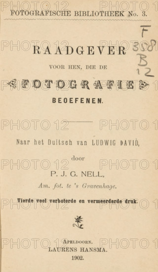 Advisor for those who practice photography, after the German of Ludwig David, by PJG Nell, book, annotation: '...', bookplate: 'SEDES SAPIENTIAE, 1914 1940, NON EVERTETUR, DD., ALGEMEEN NEDERLANDSCH, VERBOND, ANTWERPEN.', annotation: 'DEC, 1990', writer (clerical worker): Ludwig David, translator: PJG Nell, publisher: Laurens Hansma, Apeldoorn, 1902, writer (clerical worker), textile materials, pasteboard, paper, linen (material), printing, combined marbled paper, autotypie, height 169mm x width 111mm x thickness 19 mm, The image shows a vertically oriented aged paper page with printed decorative headings and ornamental flourishes, featuring several lines of serif and stylized type arranged in centered alignment, a small horizontal rule, a hand-drawn pencil annotation along the right margin, and a small floral ornament above a publisher line near the lower portion, all on a light beige, slightly mottled background.