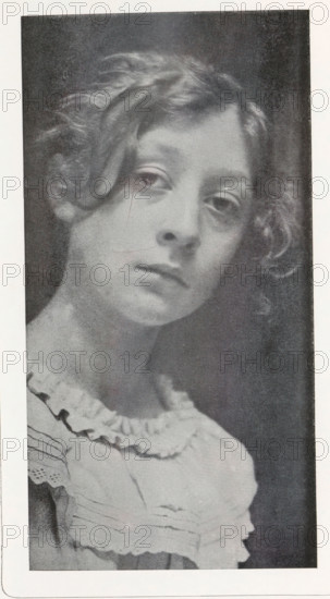 Portrait of an unknown girl, page, photomechanical print, photographer: Ed. Hannon, Brussels, cliché maker: anonymous, c. 1893 - in or before 1898, paper, autotypie, height 194 mm x width 100 mm, girl (child between toddler and youth), A grayscale portrait of a young person with wavy hair framing the face, visible from the shoulders up, wearing a ruffled garment with layered fabric and decorative edging; the face is turned slightly and shows a neutral expression with relaxed eyes and closed lips, soft shading highlights the cheekbones and neck, and the background is dark and plain.
