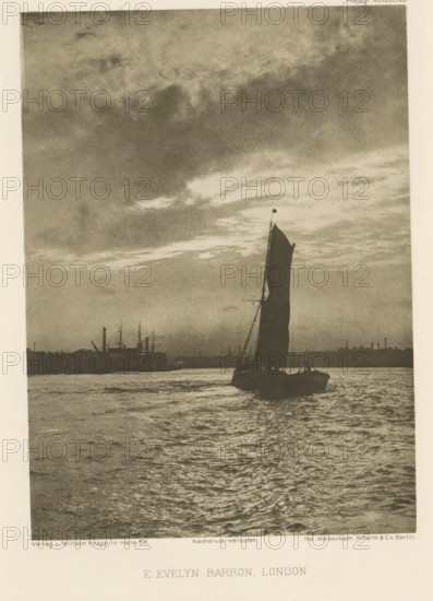 Sailing ship (presumably) on the Thames in London, page, photomechanical print, photographer: E. Evelyn Barron, London, cliché maker: Meisenbach, Riffarth & Cie., printer (person): Wilhelm Knapp Verlag, Halle an der Saale, c. 1893 - in or before 1898, printer (person), Saxony-Anhalt, paper, photoaquatint, height 150 mm x width 110 mm, Print after page 160., sailing-ship, sailing-boat, river, A sepia-toned scene of a body of water with rippling surface in the foreground and a silhouetted sailboat with a tall sail near the center, the sailboat casting a dark reflection on the water; a distant shoreline with the low outlines of industrial structures and ship masts stretches across the middle ground; above, a sky filled with layered clouds that vary from light to dark, creating a gradient of tones across the image.