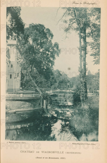 Château de Wagonville (Extérieur), View of a country house on the water in Wagonville, page, photomechanical print, maker: Augustin Boutique, maker: Jules Royer, c. 1888 - in or before 1893, paper, collotype, photoprint, height 167 mm x width 118 mm, Print on second and third page after page 152., bridge, country-house, A monochrome photographic print showing the exterior of a large stone building with classical architectural details beside a body of water, a curved stone balustrade extending from the building toward a small ornamental bridge, tall trees with leafy canopies framing the scene, a leaning tree trunk crossing above the water, reflections of trees and the balustrade visible in the calm water, vegetation and reeds along the water’s edge, and a pale sky above.