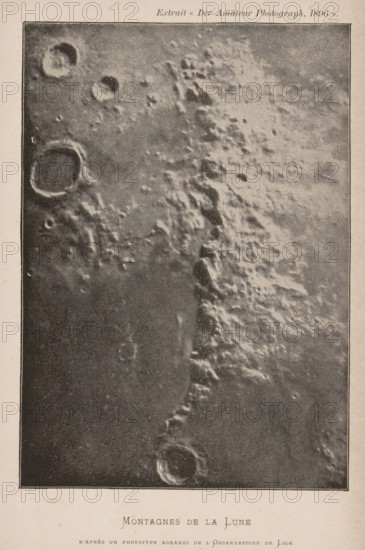 Craters on the moon, photographed from the Lick Observatory in California, Montagnes de la Lune, page, photomechanical print, inscription: 'Extrait &lt, &lt, Der Amateur Photograph, 1896 &gt, &gt, .', inscription: 'd'après un phototype agrandi de l'Observatoire de Lick.', Lick Observatory, c. 1891 - in or before 1896, North America, California, paper, autotypie, height 168 mm x width 118 mm, surface of the moon, Moon, A vertical black-and-white image showing a textured lunar surface with a steep, irregular ridge running from near the top down toward the lower right, surrounded by scattered circular impact depressions of varying sizes, some with raised rims and shadowed interiors, and a grainy tonal range creating highlights and darker shadowed areas across the rocky terrain, framed by a thin dark border and placed on a light background.