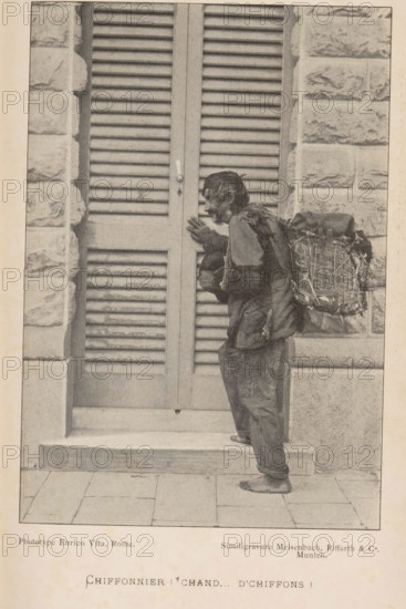 Rag seller in front of a door, Chiffonnier! Chand... d'chiffons!, page, photomechanical print, maker: Enrico Vita, cliché maker: Meisenbach, Riffarth & Cie., Munich, c. 1894 - in or before 1899, Enrico Vita, Meisenbach, cliché maker, Bavaria, paper, autotypie, height 155 mm x width 108 mm, merchant, salesman (RAGMAN), closed door, A sepia-toned photograph shows a barefoot person standing on a doorstep in front of a closed louvered door set into a stone wall. The person faces the door in profile, with hands held up near the door as if touching or knocking. They wear worn clothing and carry a large wicker pack secured to their back with straps and cords, with additional items appearing tucked into or hanging from the pack. The stone wall around the door has a textured, block-like appearance, and the doorstep and pavement in front are made of rectangular slabs. The image includes a narrow border around the scene.