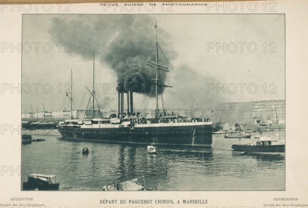 Départ de paquebot chinois, a Marseille, View of a ship setting sail in Marseille, page, photomechanical print, inscription: 'Revue Suisse de photographie', photographer: anonymous, Marseille, cliché maker: Société des Arts Graphiques, printer (person): Société des Arts Graphics, c. 1895 - in or before 1900, printer (person), Provence-Alpes-Côte d'Azur, paper, autotypie, height 122 mm x width 181 mm, harbour, city-view in general, 'veduta', steamship, motorship, A large steamship is shown in a harbor with multiple tall funnels emitting dark smoke and several masts with rigging, a crowded deck with many small indistinct figures, and lifeboats along the ship's side; smaller boats and rowboats float nearby on calm water that reflects the vessels; a waterfront with rows of buildings and additional moored ships appears in the background under a cloudy sky.