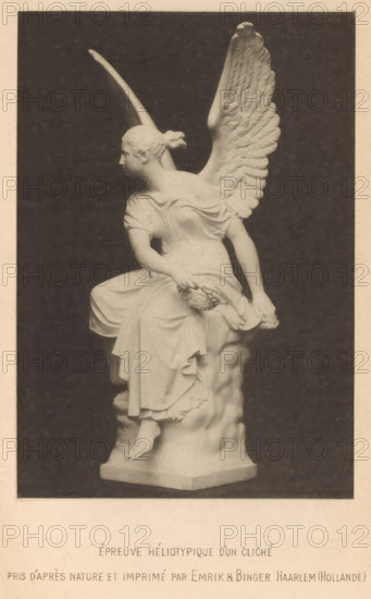 View of a statue of an angel with a wreath in his hand, photograph, page, inscription: 'Épreuve Héliotypique dún cliché, pris dáprès nature et imprimé by Emrik & Binger Haarlem (Hollnde)', cliché maker: anonymous, printer (person): Emrik & Binger, Haarlem, c. 1883 - in or before 1888, photographer, printer (person), paper, collotype, photoprint, height 111 mm x width 72 mm, sculpture, A monochrome photograph of a marble statue depicting a seated winged female figure shown in profile facing left, with hair pulled back into a bun and draped clothing that forms folds over her torso and legs; one arm rests on her knee holding a rounded object while the other hand drapes fabric at her side, and a large detailed wing rises behind her shoulder; the figure sits on a sculpted rocky base with one foot visible on a plinth, set against a dark background and framed by a light border.