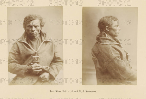 Lars Nilsen Hotti ?, d' anni 58, di Karasuando, Two portraits of Lars Nilsen Hotti, page, Left a front view, right a side view., number: 'Tavola V.', photographer: Paolo Mantegazza, Scandinavia, photographer: Carlo Pietro Stefano Sommier, 1870 - 1880, Paolo Mantegazza, Carlo Pietro Stefano Sommier, paper, albumen print, height 254 mm x width 340 mm, Photo in photo section at the back, adult man (side view, profile), adult man (front view), Two sepia-toned photographic portraits printed side by side on a pale background showing the same older man in heavy textured outerwear; the left portrait is a frontal view with the man looking toward the camera, his face creased and hair tousled, hands clasped in his lap holding a small object with a strap, and the garment collar turned outward; the right portrait is a profile view facing right showing the same rough-textured coat with a turned collar and the man's worn facial features and short hair, set against a plain neutral backdrop.