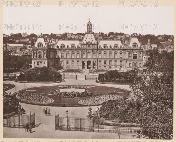 Le Havre, L'Hôtel-de-Ville, View of the town hall of Le Havre, page, photomechanical print, inscription: 'Journal le Nord Contemporain, No 32, année 1883.', inscription: 'Le Nord Contemporain, Revue Artistique & Archéologique', photographer: NC, cliché maker: NC, c. 1878 - in or before 1883-05-05, NC, photographer, cliché maker, paper, collotype, photoprint, height 172 mm x width 219 mm, Print on fifth unnumbered page after page 128., prospect of city, town panorama, silhouette of city, townhall, A wide view of a grand stone building with a central tower and symmetrical wings, featuring steep slate roofs with dormer windows and ornate architectural details, stands behind an ornate wrought iron gate and formal gardens with curved flowerbeds, trimmed hedges, and pathways; trees flank the scene and a few blurred figures and a carriage appear near the entrance area, while a hillside dotted with houses and additional buildings rises behind the main structure.
