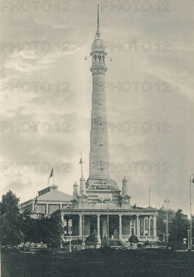 Monument et Exposition de la Compagnie des Produits Kemmerich (Société anonyme) à Anvers, View of the monument to the Compagnie des Produits Kemmerich at the Antwerp World Exhibition in 1894, Exposition Universelle d'Anvers 1894, page, photomechanical print, photographer: Charles Bernhoeft, Antwerp, cliché maker: Charles Bernhoeft, Luxembourg (Belgian province), 1894, Charles Bernhoeft, photographer, cliché maker, paper, collotype, photoprint, height 215 mm x width 152 mm, monument, statue, world fair, world exhibition, World Exhibition 1894 (Antwerp), Period, 1894-05-05 - 1894-11-05, A tall ornate column rises from a multi-tiered stone base topped by a domed turret and slender spire, with decorative bands around the shaft and sculptural elements near the base, set against a cloudy sky; below the column is a classical building with a colonnaded portico, balustrades, and sculpted figures, flanked by flagpoles and trees, with a foreground of lawn and pathways.