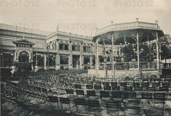 View of the music building of the Antwerp World Exhibition in 1894, Palais des Fêtes, Exposition Universelle d'Anvers 1894, page, photomechanical print, photographer: Charles Bernhoeft, Antwerp, cliché maker: Charles Bernhoeft, Luxembourg (Belgian province), 1894, Charles Bernhoeft, photographer, cliché maker, paper, collotype, photoprint, height 152 mm x width 222 mm, Print on third unnumbered page after page 14., world fair, world exhibition, music-hall - AA - open-air performances, World Exhibition 1894 (Antwerp), Period, 1894-05-05 - 1894-11-05, A wide outdoor scene showing rows of folding chairs arranged in front of an ornate raised bandstand with decorative metal railings and a domed canopy supported by slender columns, the canopy and columns embellished with scrollwork and hanging lamps. Behind the bandstand stands a classical two-story building with arched windows, columns, a balustraded roofline, and decorative façades, and to the left a smaller entrance pavilion with covered ...