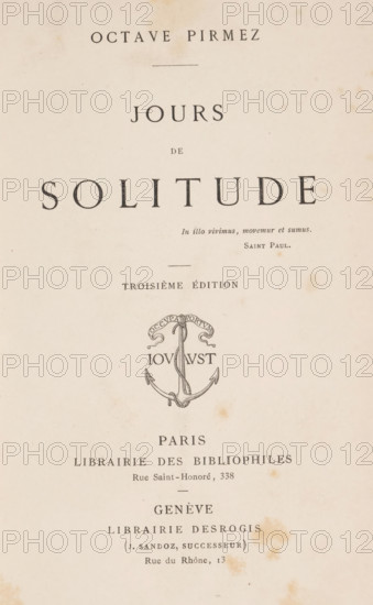 Jours de solitude, book, annotation: 'FEB, 1997', writer (clerical worker): Octave Pirmez, publisher: Libraire des Bibliophiles, Paris, publisher: Libraire des Rogis, Genève, c. 1877, writer (clerical worker), Geneva, pasteboard, biological material, paper, leather, printing, albumen print, combined marbled paper, cocoa marbled paper, height 238 mm x width 161 mm x thickness 31 mm, A cream-colored page with dark printed lines of varying sizes and an ornate anchor emblem in the center, showing an upright anchor entwined with rope and decorative curves; the page has small scattered brownish age spots and a few faint horizontal rules, with ample margins around the centered printed elements.