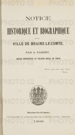 Notice historique et biographique de la ville de Braine-le-Comte, par A. Parent, book, annotation: 'AUG, 2001', annotation: 'Très rare, 220 fcs', writer (clerical worker): Auguste Parent, printer (person): Alphonse Lonnia, Braine-le-Comte, 1868, writer (clerical worker), printer (person), pasteboard, biological material, paper, leather, printing, lithography, albumen print, height 241 mm x width 159 mm x thickness 17 mm, A vertically oriented aged paper page with printed serif headings and lines of text arranged top to bottom, featuring a large bold title near the top, a decorative emblem of a stylized castle inside a circular wreath in the middle, and additional smaller lines of printed text below the emblem, all set on a light cream background with slight discoloration and small speckles.