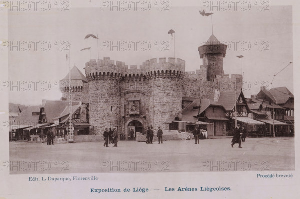 Les Arènes Liègeoises, View of the arena of the 1905 World Exhibition in Liège, Exposition de Liège, photomechanical print, This print is part of a cover with 16 prints., inscription: 'Procédé breveté', Liège, publisher: Louise Duparque, Florenville, 1905, paper, collotype, photoprint, height 98 mm x width 168 mm, world fair, world exhibition, circus ring, World Exhibition 1905 (Liège), A stone fortress facade with rounded battlemented towers and a central arched entrance dominates the scene, flanked by smaller towered and pitched-roof structures. Flags on tall poles and a few decorative pennants extend above the battlements and towers. Timber-framed and awning-covered stalls and buildings line the base of the stone walls, forming a market-like frontage. People in period clothing stand and walk in front of the fortress, including figures near the entrance and pairs or small groups scattered across the open paved area. A tall slender pole with a ladder-like structure stands to one side ...