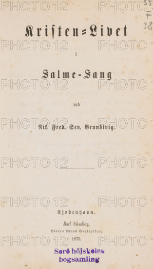 Salmer og aandeel sange, af Nik. Fred. Sev. Grundtvig, book, collector's mark: 'Sorö höjskoles, bogsamling', annotation: 'AUG, 2001', number: '150, -', writer (clerical worker): Nikolai Frederik Severin Grundtvig, publisher: Karl Schönberg, Copenhagen (city), 1875, Nikolai Frederik Severin Grundtvig, Karl Schönberg, writer (clerical worker), publisher, textile materials, pasteboard, biological material, paper, linen (material), leather, printing, albumen print, height 202 mm x width 135 mm x thickness 31 mm, A vertically oriented off-white page with age spots and small brown flecks, featuring a large ornate black-letter heading near the top, a few smaller lines of black ornamental type arranged down the center, a thin horizontal rule about midway, and a purple ink stamp with rounded characters near the bottom, all set against a worn, slightly mottled paper background.