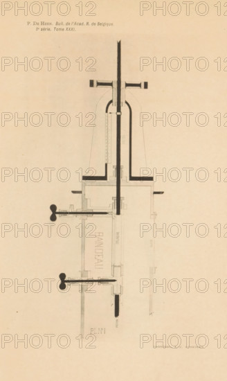 Reproduction of a design for a temperature measuring device, reproduction, page, photomechanical print, cliché maker: AJ Kymeulen, after design by anonymous, c. 1891 - in or before 1896, photographer, paper, collotype, photogravure, height 154 mm x width 100 mm, thermometer, A vertical technical drawing of a mechanical device rendered in light and dark gray lines on a beige background, showing a central shaft with a T-shaped top, curved outer housings flanking the shaft, internal chambers and cross-sections with visible bolts and joints, two winged handles attached to horizontal rods extending from the left side, rectangular boxed components and elongated cylindrical elements, faint construction lines and measurement marks, and subtle shading indicating depth.