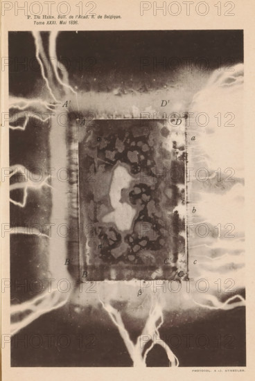 Example of the refraction of light rays, page, photomechanical print, cliché maker: AJ Kymeulen, c. 1891 - in or before 1896, photographer, paper, collotype, photoprint, height 165 mm x width 115 mm, Print on third unnumbered page after page 480., rays of natural light, reflection (light in general), A rectangular dark-toned central area with irregular lighter blotches is bordered by a lighter frame and surrounded by a lighter, grainy background; branching bright streaks resembling lightning or electrical arcs extend from the edges toward the center on both left and right sides and upward and downward, creating bright, jagged contrasts against darker regions; faint vertical and horizontal bands and subtle mottling appear across the image, with softer diffuse halos near the right edge and brighter, cloudlike formations beyond the central rectangle; the overall palette is monochrome with sepia and black tones and varied textures from smooth gradients to sharp linear highlights.
