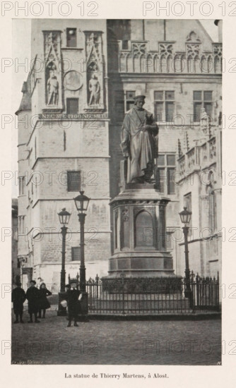 La statue de Thierry Martens, à Alost, Statue of Dirk Martens on the Grote Markt in Aalst, page, photomechanical print, monogram: 'AN', maker: Jean Malvaux, photographer: unknown, c. 1906 - in or before 1911, paper, autotypie, height 176 mm x width 107 mm, Print on second unnumbered page after title page., Person, Dirk Martens, monument, statue, Aalst (East Flanders), A tall stone statue of a robed figure stands on a large ornate pedestal surrounded by a decorative metal fence, positioned in front of a multi-story stone building with Gothic architectural details and carved niches containing statues; several vintage street lamps rise near the pedestal, and a small group of people in period clothing stand on the cobbled ground nearby.