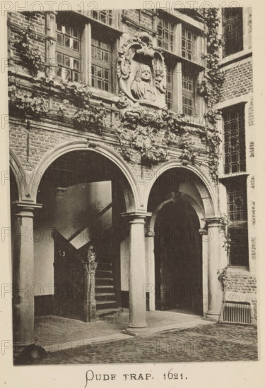 Courtyard with stairs of the house of Christoffel Plantijn, Old stairs 1621, page, photomechanical print, maker: Joseph Maes, c. 1881 - in or before 1886, paper, collotype, photoprint, height 160 mm x width 110 mm, Print on second unnumbered page after page 112., courtyard, staircase, A sepia-toned photograph of a brick courtyard façade showing arched openings supported by round columns, a staircase with a carved newel post, decorative stone reliefs above the arches including a framed sculpted bust set into ornate scrollwork, rectangular leaded windows with multiple panes, climbing vines along the brickwork, a cobbled ground surface, and a portion of a metal grate set into the wall.
