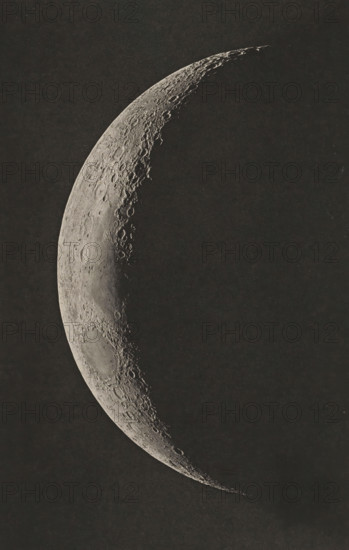 View of the moon, Photographie lunaire obtenue a l'observatoire de Paris, page, photomechanical print, inscription: 'Société Belge d'Astronomie Atlas Lunaire Pl. C.', inscription: '1897. Mars 7. _ 6.H 5. Temps Moyen de Paris, Age 4 jours 6.4 heures', photographer: Loewy et Puiseux, photographer: Maurice Loewy, photographer: Pierre Henri Puiseux, cliché maker: J. Heuse, 1897-03-07 - in or before 1898, printer (person), paper, photoaquatint, height 199 mm x width 127 mm, moon as celestial body, A close-up view of a crescent-shaped celestial surface against a dark background, showing a textured terminator with numerous circular impact depressions and raised rims, rough highland terrain with ridges and shadows along the illuminated edge, and a large, shallow basin near the broader end of the crescent.