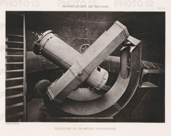 Telescope with a diameter of one meter of the Paris Observatory, Observatoire de Meudon - Coupole du telescope de 1m d'ouverture, page, photomechanical print, inscription: 'PL. VI', maker: Dujardin, c. 1891 - in or before 1896, Dujardin, paper, photoaquatint, height 149 mm x width 213 mm, telescope, Paris, Observatoire de Paris, A black and white photograph showing a large, metal telescope mounted on a curved support inside a domed interior. The telescope consists of a cylindrical body with a flanged end and an attached crosspiece that forms an X shape with the main tube. Riveted metal plates and bolts are visible along the curved mount and support structures. A handwheel is visible near the center of the image, and a ladder with horizontal rungs appears along the left edge. The background shows a ribbed dome interior with radial lines and struts, and a padded or covered bench or platform is visible on the right. The image is framed by a margin of lighter paper.