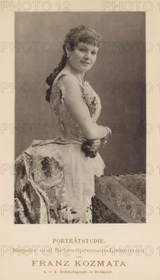 Portrait of an unknown woman, page, photomechanical print, inscription: 'Porträtstudie, Negativ und Schnellpressen-Lichtdruk von Franz Kozmata kuk Hofphotograph in Budapest', maker: Ferenc Kozmata, Budapest, c. 1885 - in or before 1890, paper, collotype, photoprint, height 131 mm x width 82 mm, Print on seventeenth unnumbered page after page 400., historical persons - BB - woman, A sepia-toned portrait of a young woman posed in profile, turned toward the camera with a slight smile; she has curled hair pulled back into a long braided ponytail and wears a sleeveless patterned dress with floral embroidery and a decorative bustle; a corsage or cluster of flowers is pinned near her shoulder and she holds a small bouquet in her hands at waist level; she stands beside a patterned textile draped over a surface, and the background behind her is plain and darker than the surrounding lighter border.