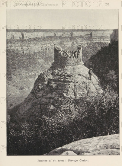 Ruin på mesan, View of the ruin, probably in Mesa Verde National Park, page, photomechanical print, number: 'Fig. 44.', name, photographer: Gustaf Nordenskiöld (possibly), Mesa Verde National Park, cliché maker: Angerer & Göschl, C., Vienna, c. 1891 - in or before 1893, clichémaker, North America, Lower Austria, Colorado, paper, autotypie, height 87 mm x width 148 mm, ruin of a dwelling, house, castle, A grayscale photograph of a rocky canyon scene showing a cylindrical stone ruin perched on a rounded rock outcrop near the edge of a cliff, with sections of the ruin missing and scattered stones around its base; a lone figure wearing a hat stands on the rock near the ruin looking outward; steep canyon walls and layered rock formations extend into the background beneath a wide pale sky, while sparse vegetation and leafless branches are visible on the slopes and in the foreground.