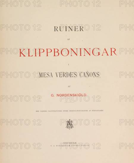 Ruiner af klippboningar i Mesa Verde's cañons, book, photographer: Gustaf Nordenskiöld, writer (clerical worker): Gustaf Nordenskiöld, publisher: Norstedt Förlag, Stockholm, 1893, Gustaf Nordenskiöld, Norstedt Förlag, photographer, writer (clerical worker), publisher, textile materials, pasteboard, paper, linen (material), photoaquatint, autotype, printing, engraving, height 370 mm x width 280 mm x thickness 25 mm, A pale cream page with centered lines of serif text in black and red, the largest line in red near the top, smaller black lines above and below it, a small decorative emblem centered lower on the page, and faint printer's text near the bottom.