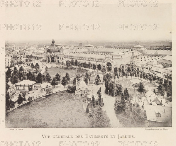Vue générale des batiments et jardins, View of the world exhibition in Antwerp, page, photomechanical print, photographer: Th. Lantin, Antwerp, printer (person): Joseph Maes, 1894, printer (person), paper, collotype, photoprint, height 162 mm x width 218 mm, facade (of house or building), world fair, world exhibition, World Exhibition 1894 (Antwerp), A wide aerial view shows an exhibition complex with large connected buildings featuring ornate facades and a central domed pavilion, surrounded by landscaped grounds with trees, pathways, ornamental structures, and open lawns; there are clustered smaller pavilions and gazebos, a tiered open-air seating area adjacent to curved walkways, rows of trees lining promenades, scattered groups of people moving along the paths, and distant flat rooftops and smokestacks on the horizon under a pale sky.