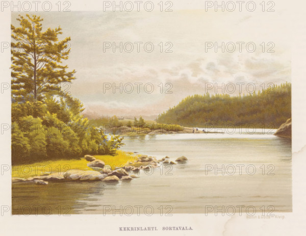 Tamhanka Sortavala, A steamboat in the water and two unknown persons on a rock, page, photomechanical print, photographer: Impi Backman, cliché maker: anonymous, printer (person): Weilin & Göös, c. 1888 - c. 1893, printer (person), paper, autotypie, height 114 mm x width 157 mm, landscapes with waters, waterscapes, seascapes (in the temperate zone), steamship, motorship, rocks, Karelia, A calm waterscape with a shoreline of rocks and grassy patches in the foreground, a cluster of tall trees and dense foliage to the left, and a distant tree-covered hill across the water; a few small figures stand on a far rocky outcrop near the opposite shore, reflected light and gentle ripples on the water surface, and a pale sky with soft cloud formations above.