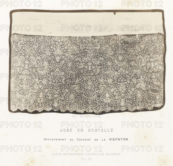 Aube en dentelle, Kant, photograph, page, inscription: 'appartenant au couvent de la visitation.', number: 'PL. 32.', photographer: Hippolyte Malègue, France, c. 1850 - in or before 1857, paper, salted paper print, height 125 mm x width 189 mm, lace, A rectangular section of patterned lace with a scalloped lower edge framed by a dark border is shown against a light background, the lace surface filled with dense floral and scroll motifs in a repeating arrangement, the top portion above the patterned area appearing lighter and more plain, and faint typography visible below the framed lace.