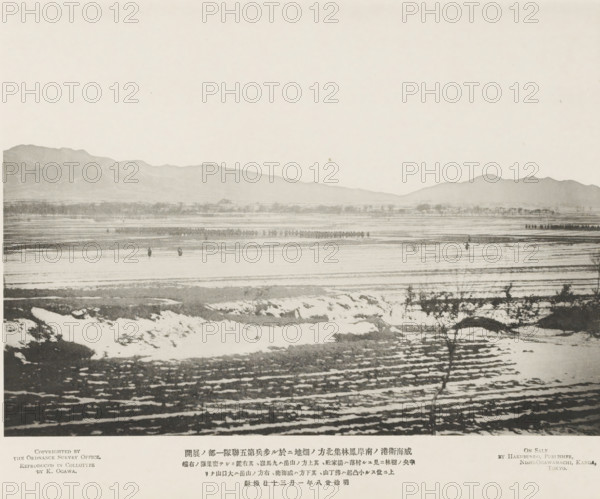 Extension of a portion of the fifth infantry regiment, in a field N. of Funglintsei, on the S. coast of Wei-Hai-Wei, page, photomechanical print, inscription: 'Expedition to Wei-hai-wei.', inscription: 'The village seen in the wood, The mountain on the right is Takowshan.', name: 'On Sale By Hakubundo, Publisher, Nishi-Ogawamachi, Kanda, Tokyo.', photographer: Ordnance Survey, Shandong, cliché maker: Kazumasa Ogawa, Japan, 1895-01-30, paper, collotype, photoprint, height 203 mm x width 281 mm, army 'en route', A wide horizontal photograph showing a flat icy or snowy plain in the foreground with irregular patches of darker exposed ground and shallow ruts or rows, a few thin bare shrubs or small bushes casting faint shadows, a middle ground of more level frozen surface with scattered small dark upright figures and a distant linear group of tiny dark shapes, and a background of low rolling mountains stretching across the image beneath a pale, mostly empty sky.