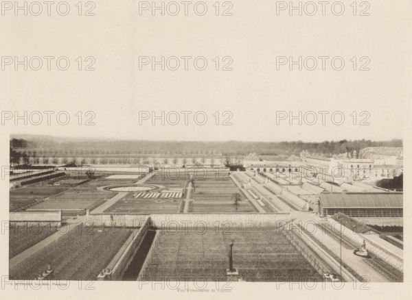 View of the École Nationale Supérieure d'Horticulture in Versailles, France, Vue d'ensemble de l'École, page, photomechanical print, Versailles, cliché maker: Alexandre Bourdier, printer (person): Alexandre Bourdier, publisher: Alexandre Bourdier, c. 1895 - in or before c. 1900, Alexandre Bourdier, photographer, cliché maker, printer (person), publisher, paper, collotype, photoprint, height 167 mm x width 228 mm, horticulture, vegetable culture, market gardening, education, botanic garden, 'hortus botanicus', École nationale supérieure d'horticulture, A wide aerial view of a formal garden complex with rectangular planted beds, pathways, and low walls leading toward a distant tree line, interspersed with long glass-roofed greenhouses and arched structures on the right, a circular planting feature near the center, rows of evenly spaced small trees beyond the garden, and a large open sky occupying the upper portion of the image.