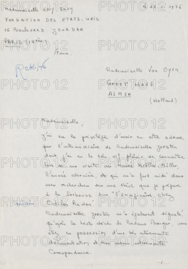 Letter to Mrs. van Oyen, letter, Letter contains a draft letter from Suze van Oyen to Suzy Levy., writer (clerical worker): Fondation des États-Unis, Paris, writer (clerical worker): Suzy Levy, writer (clerical worker): Suze van Oyen, 1976-01-22 - 1976-01-26, writer (clerical worker), materials by function, paper, ink, writing (processes), pen, height 425 mm x width 425 mm, Person, Odilon Redon, Françoise WM Bonger, Bram Hammacher, Kröller-Müller Museum, Almen, A pale sheet of paper with handwritten ink text in a cursive style covering the lower portion and several blocky handwritten lines and short notes in the upper half, including a blue pen signature mark on the left and a short date-like note near the top right; the sheet shows a vertical crease down the center and faint horizontal fold lines, with slight discoloration and small marks near the edges.